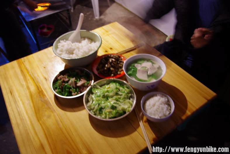 40元：住+正餐一顿早餐一顿。很超值。。