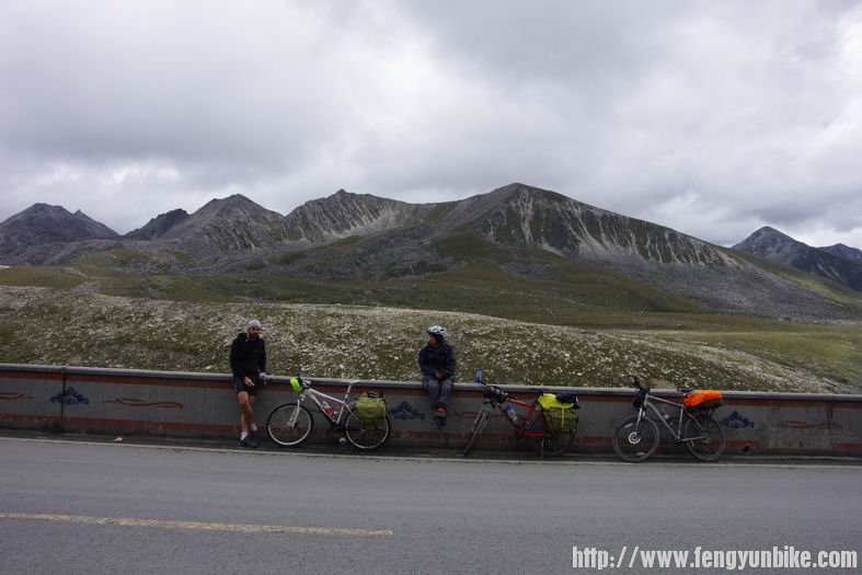 翻越折多山。。好多车友是推上来的。。。第一座像样的山呀