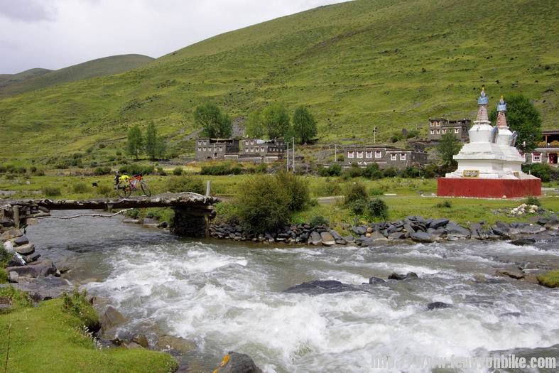 一路冲下坡。记住：安全时速。。。太美了