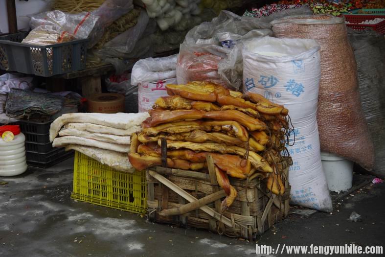 到：新都桥后好多卖腊肉的