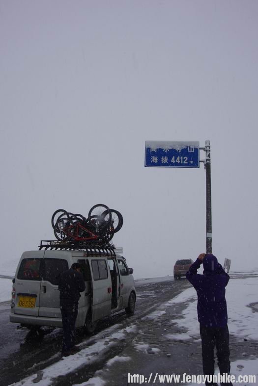 高尔寺山垭口的大雪
