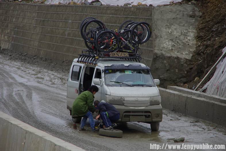 车左前轮掉了。。