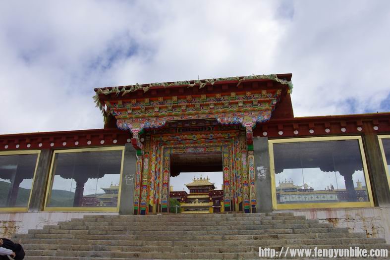 理塘寺。。有时间必看的景点。。3、7、10世达赖就出在理塘。所以理塘寺建设的很有规模。。 ... ... ...