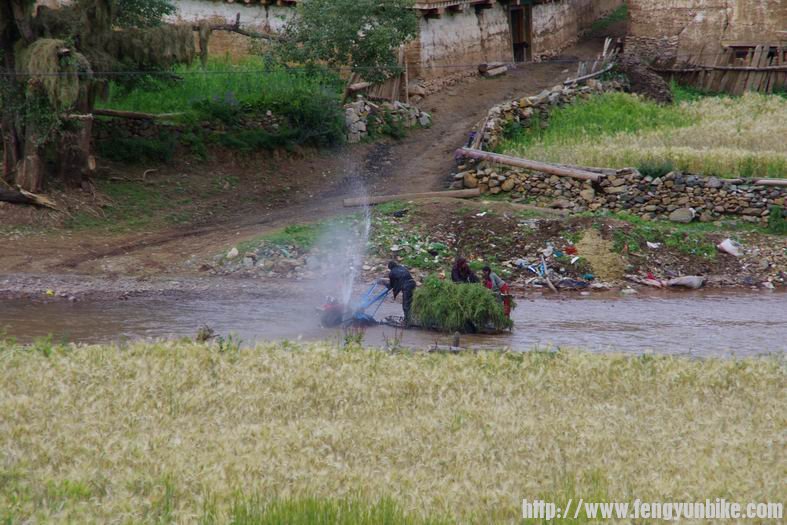 涉水的手扶拖拉机