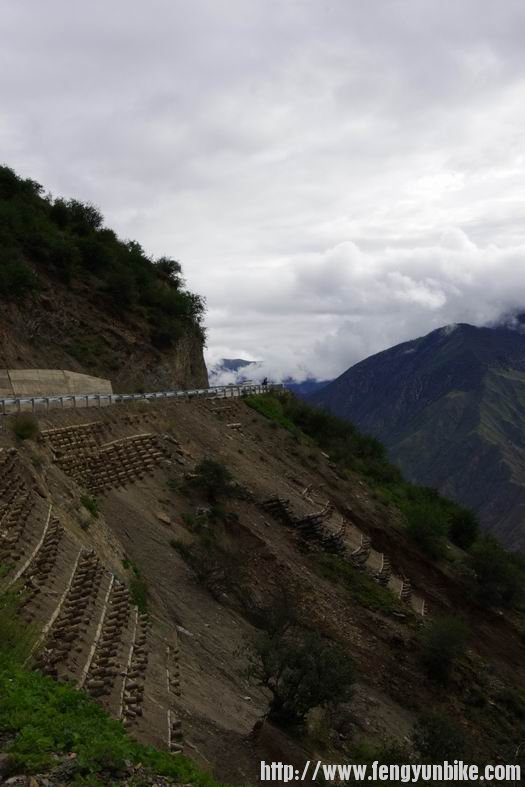 路基是木头。。很稳固