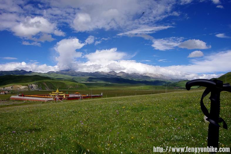 塔公草原的金顶寺。。