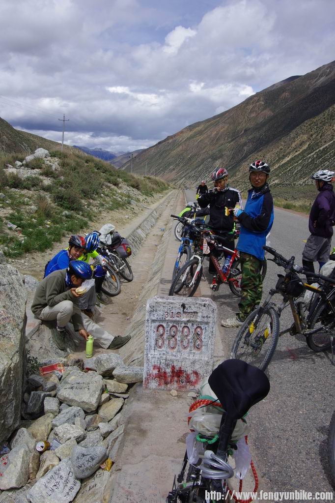 318的3838公里处，大家都在这里休息留照。。。