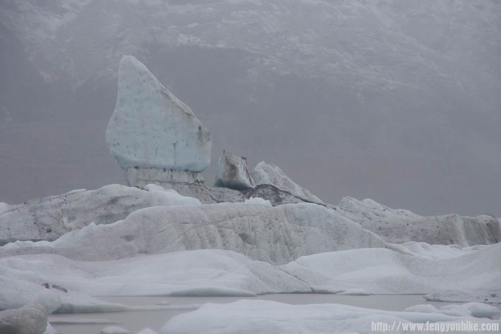 雨雪看来古冰川：浮冰