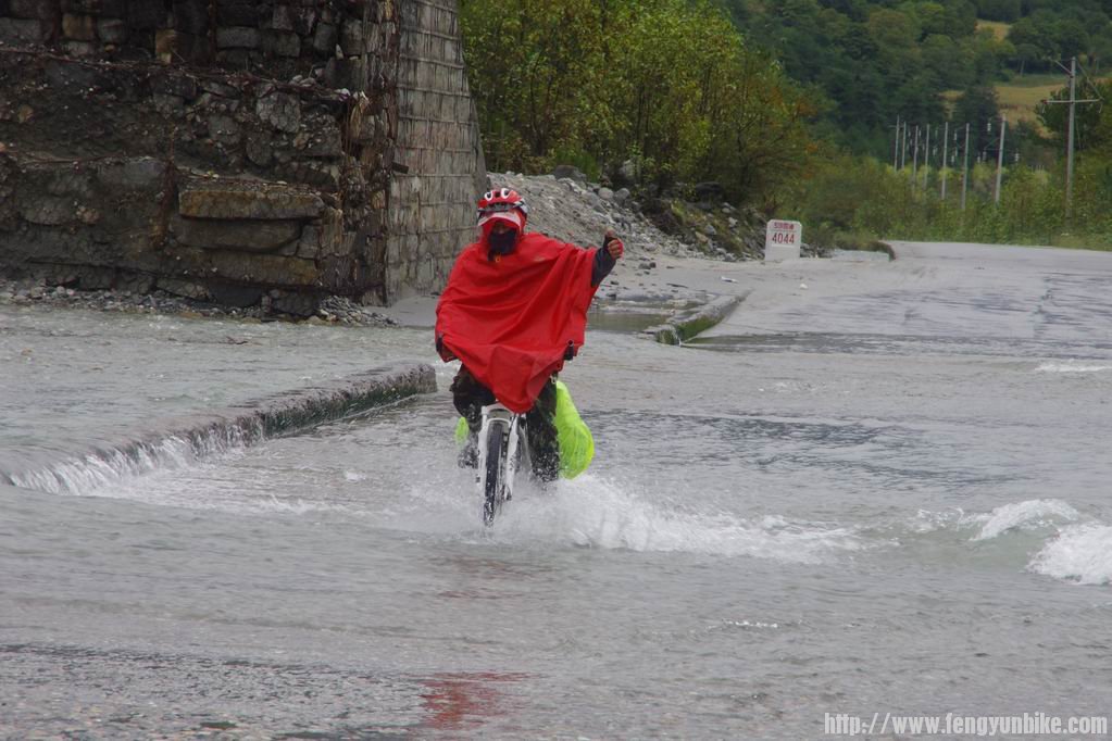 鞋里全是水。。。