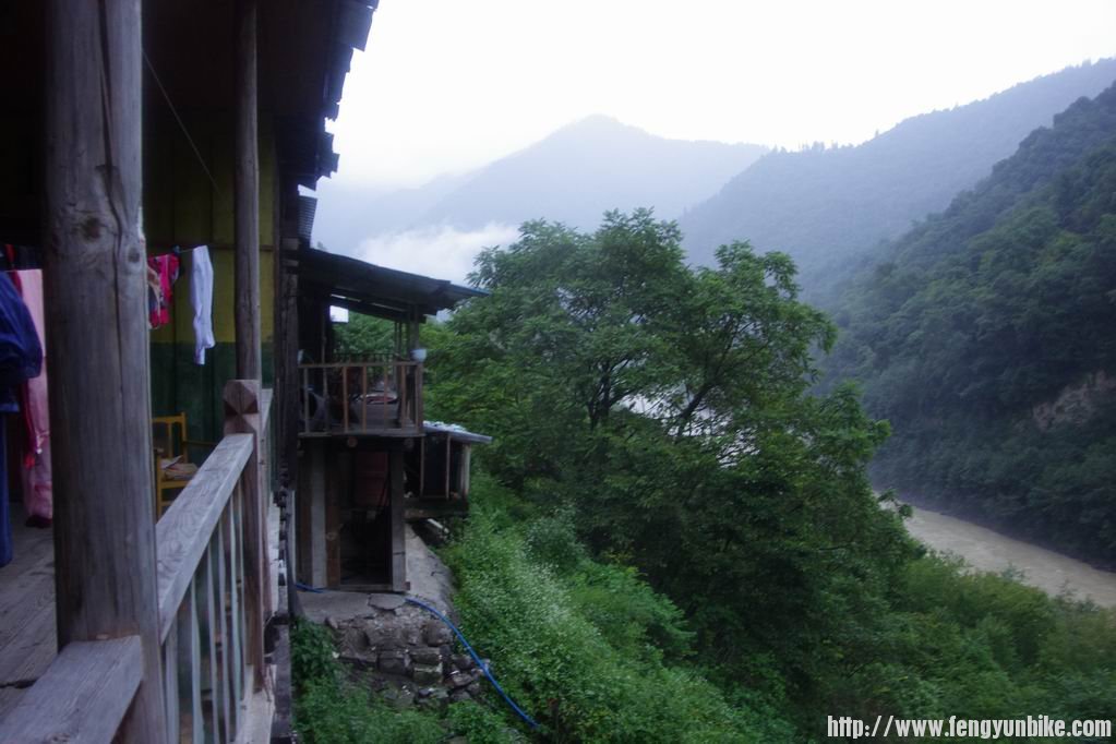 住在通麦客栈后面的江水