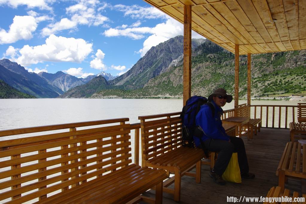 然乌湖。。住这里的代价：80元床
