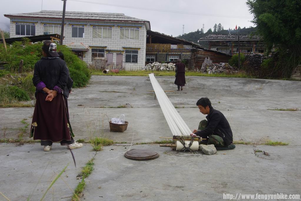 藏族人在织布：羊毛的