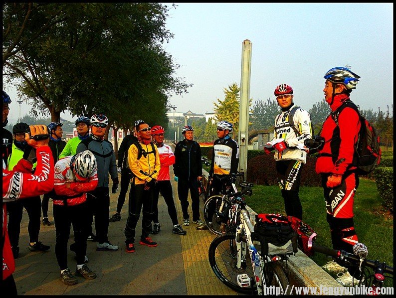 校长做出发前安全讲解