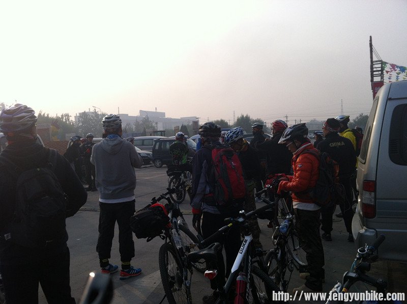 本人早上早早的到了，看着车友们越来越多，心情这个激动哈，最后30多个人了，准备出发，大红门桥那个什么大 ...