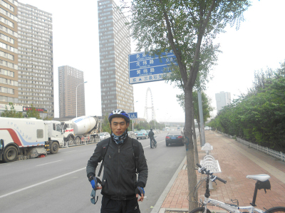 到达天津之眼（摩天轮），停下休息，抽根小烟，心情不错，抽根小烟，带上笑容，拍张照片。 ...