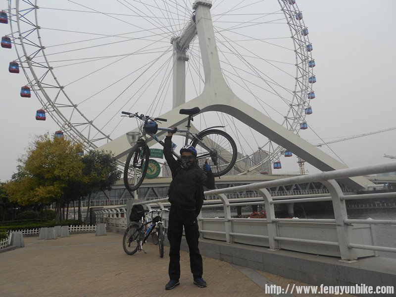 赶紧把我哥们举起来，还挺沉！