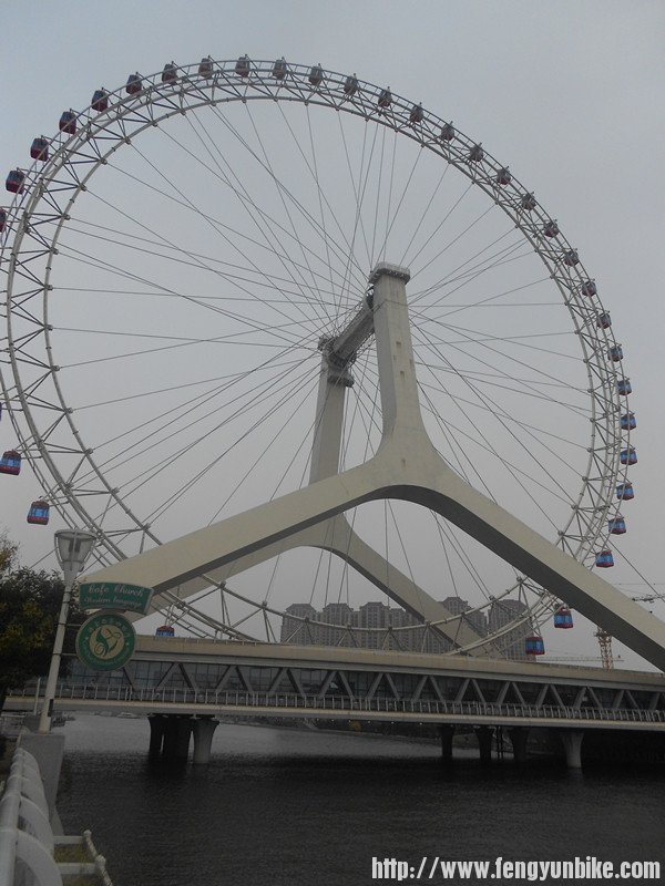 转起来感觉肯定不错，记得上次去欢乐谷，那个摩天轮比这个小，但是那个是真转啊！挺不错的。 ...