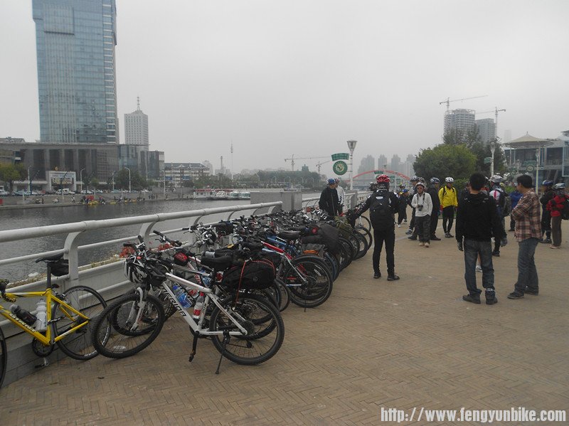 大家休息拍张，我也顺便拍车，好多车哈！