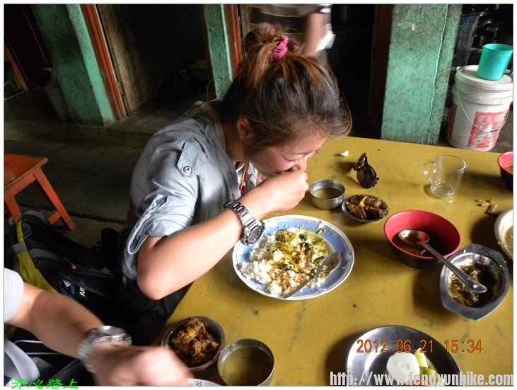 小白菜在向尼人那样手捏着吃饭