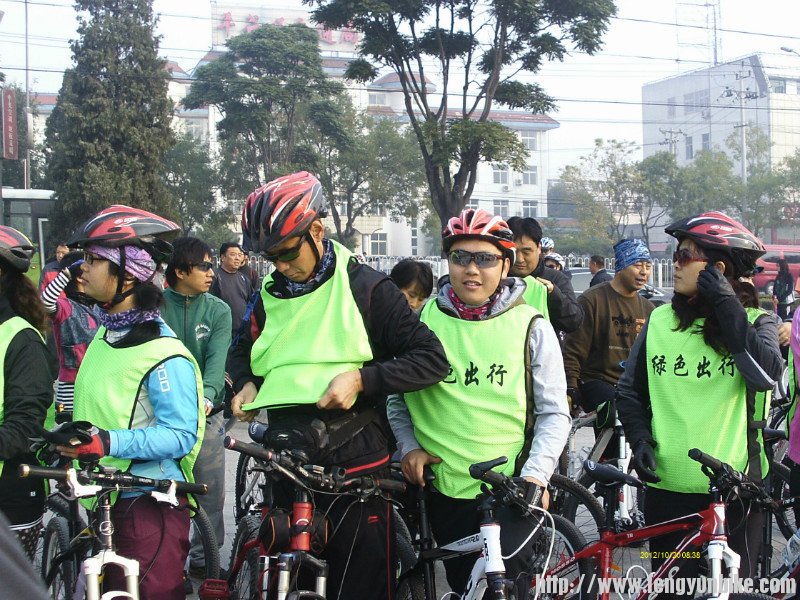 穿上绿色出行的背心