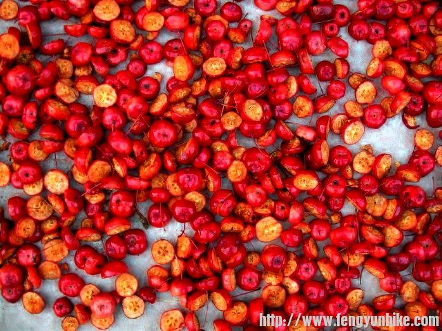 大姐晒的海棠果干