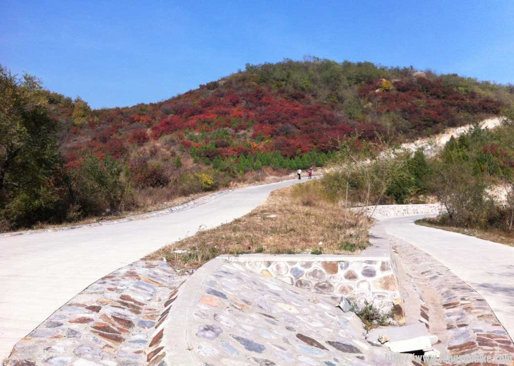 就是这儿 上面有条小路能通到水库的 但是 根本骑不了 全靠推着或拎着车