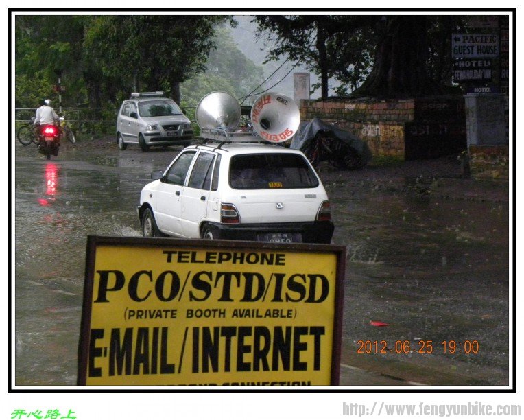 这是一辆宣传车，据说是亲毛的。