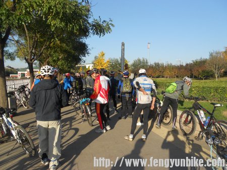 早上8点左右开始签到，成长版主讲解安全注意事项。