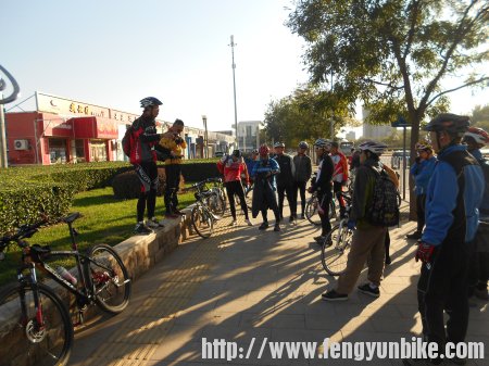 领队大高个讲解下跟队注意事项，大高个是挺高，然后开始出发。