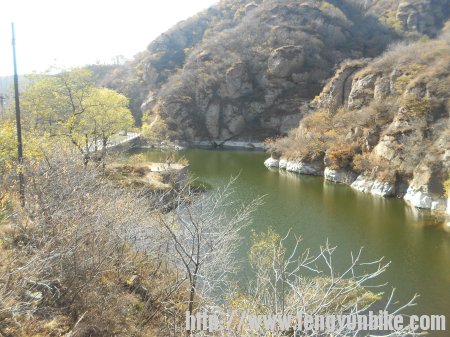 有个小湖泊，拍张，挺美的湖泊。