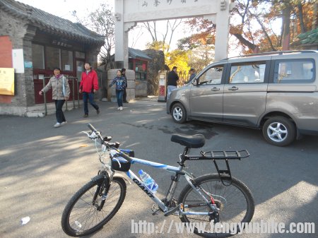 到达妙峰山金顶，话说，骑车的少了，开车的多了，这个轿车啊，上次和朋友过来基本是骑车多，轿车少，这次相 ...