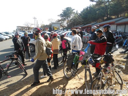 大家都已到达，拍了张集体照吗，然后出发去阳台山。