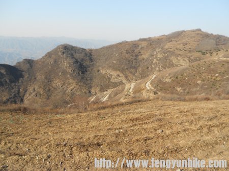 阳台山上面有个观光的地方，看看来时路。