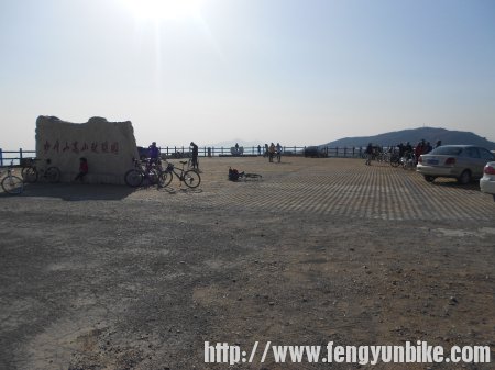 阳台山上面，可以看到妙峰山金顶。