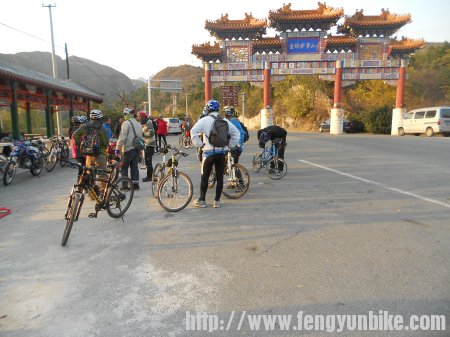 吃完饭，放坡到妙峰山牌楼，然后骑车回四惠。