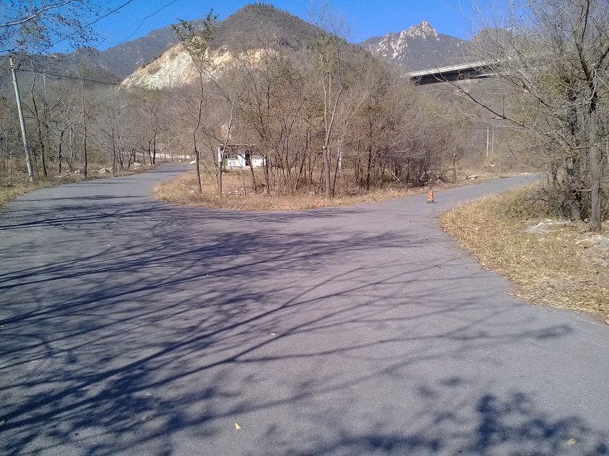 左转是一段陡坡强度略小于东方红 右转是一段很短的缓坡到顶是一间破房没什么意思 ...