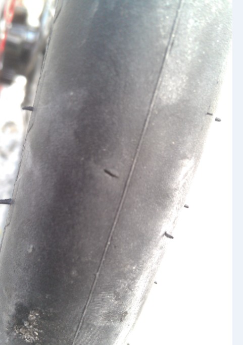 下苇甸压到碎玻璃 居然没伤及内胎