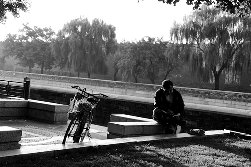 【天使艾美丽】 晨读的人  拍摄影时间10月1日 7：10 地点：故宫附近.JPG.jpg