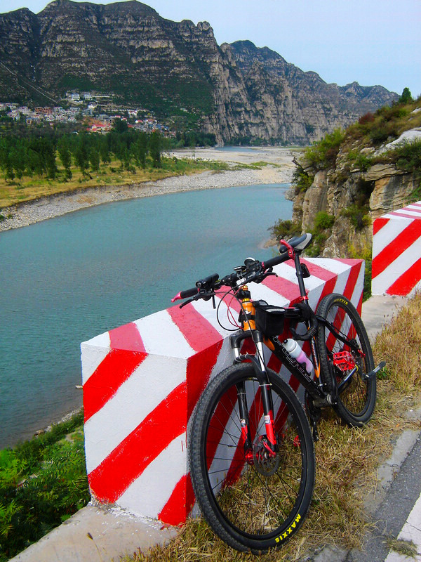 大高个儿 车在画中游.jpg