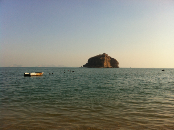 大雾中的棒棰岛！~夏天坐船可以上岛，棒棰岛原来不开放的！~棒棰岛高档别墅群很多，还有高尔夫球场！~ ...  ...