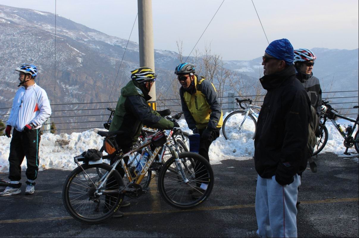 又上来一位老哥哥