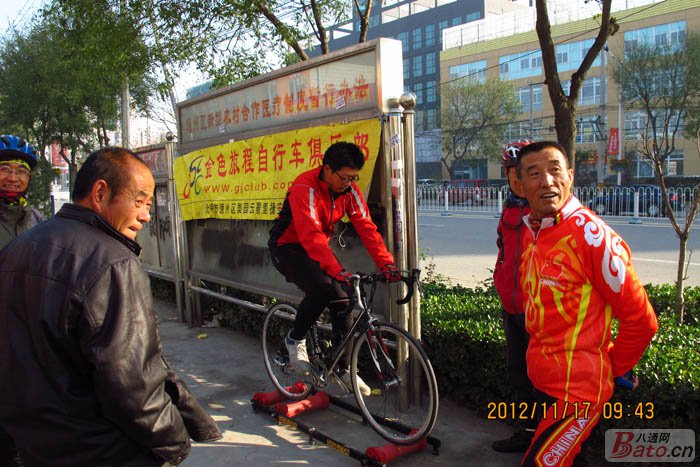 骑的很棒的小伙子