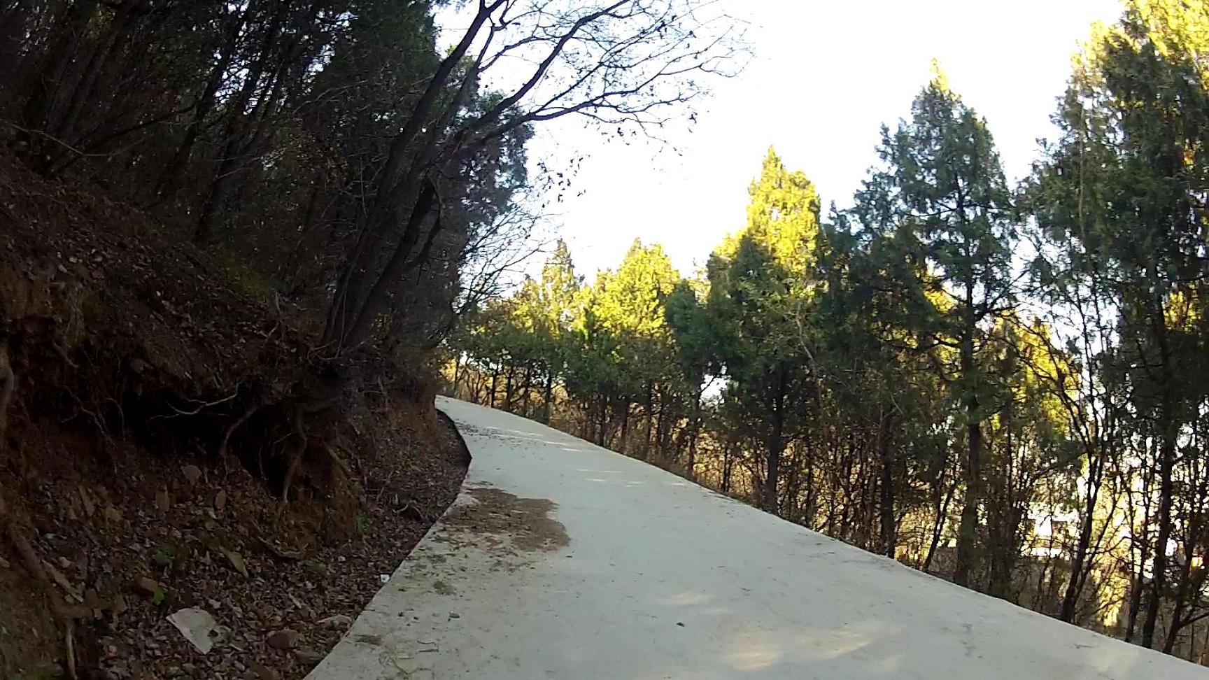 开爬！坡度不小!