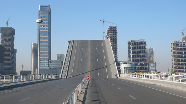 开启大桥准备放下