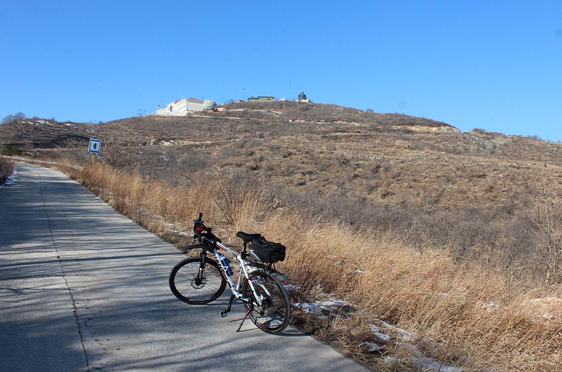 向上看去，雷达站