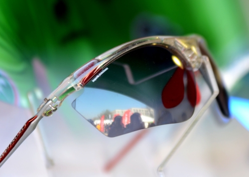 一镜骑天下（变色镜）