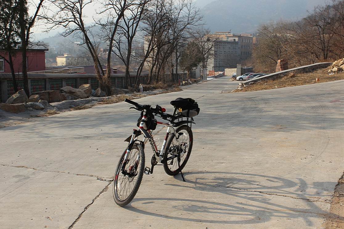 看见车对面的大门了吗！