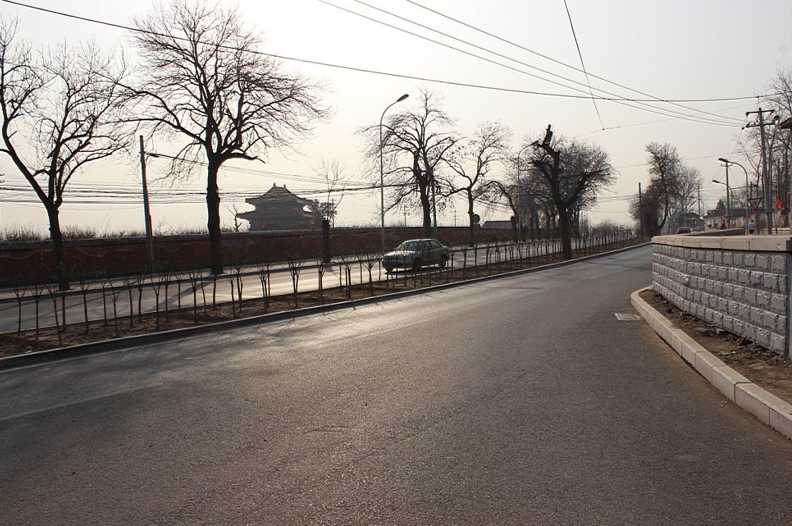 香山的演练城对面小路