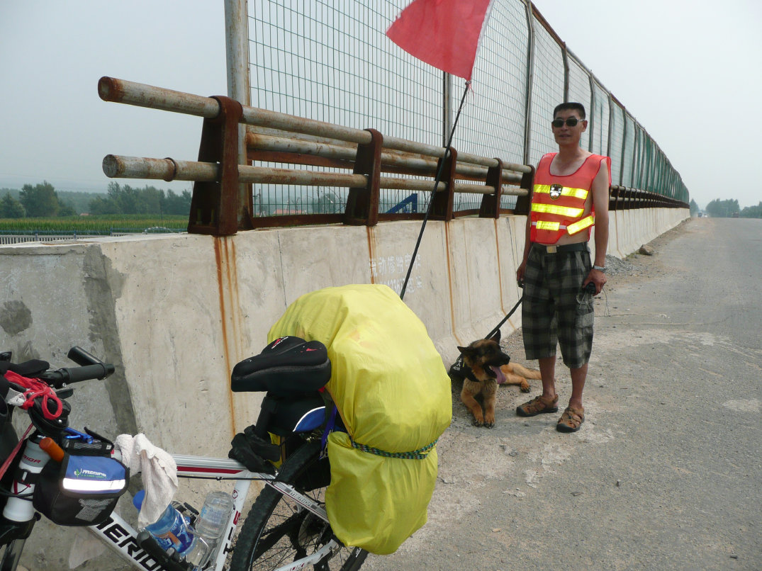 第一天全线试车保安在桥上。
