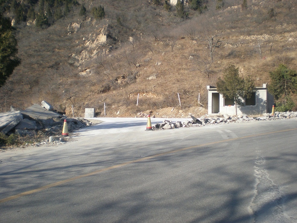 这个路口大家记得吧 之前是土路现在水泥路了